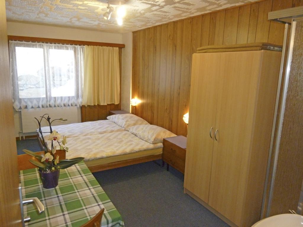 Pension Schoenblick Saas-Grund Habitación foto